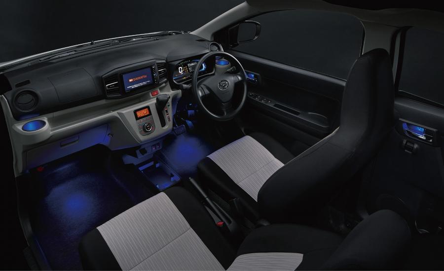 Интерьер Daihatsu Mira e:S 2017 года  (фото 7 из 19)